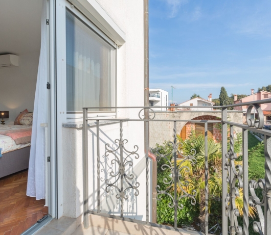 Elegant two-bedroom apartment with terrace in Rovinj