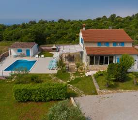 Villa Tanga vicino a Rovigno con piscina privata e giardino per 8 persone