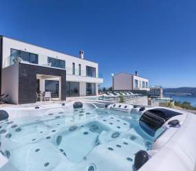 Villa Ultima with sea view, private pool, jacuzzi, gym and sauna