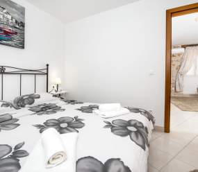 Apartments Casa Flores / One-Bedroom Apartment Flores 1