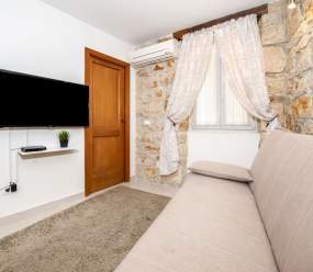 Apartments Casa Flores / One-Bedroom Apartment Flores 1