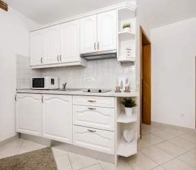 Apartments Casa Flores / One-Bedroom Apartment Flores 1