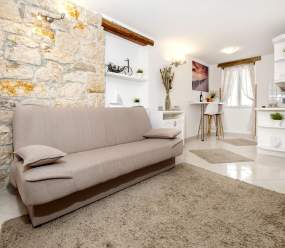 Apartments Casa Flores / One-Bedroom Apartment Flores 1