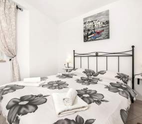 Apartments Casa Flores / One-Bedroom Apartment Flores 1