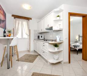 Apartments Casa Flores / One-Bedroom Apartment Flores 1