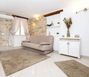 Apartments Casa Flores / One-Bedroom Apartment Flores 1