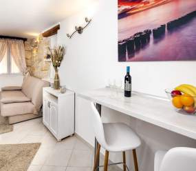 Apartments Casa Flores / One-Bedroom Apartment Flores 1