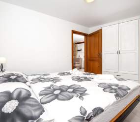 Apartments Casa Flores / One-Bedroom Apartment Flores 1