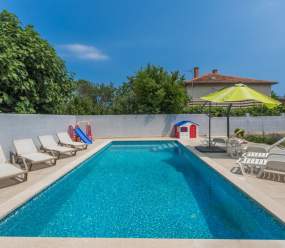 Family apartments Medulin / A1 Exclusive one-bedroom apartment with shared pool for 4 persons