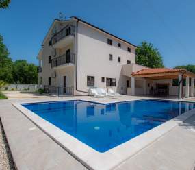 Casa vacanze vicino a Parenzo per 12 persone con piscina e bellissimo giardino