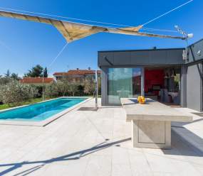 Villa con piscina e giardino privato a Rovigno