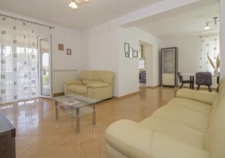 Apartment Doris / Three bedroom app with garden, BBQ and terrace