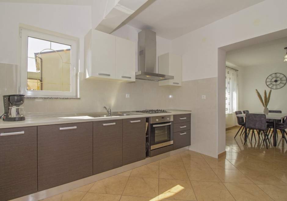 Apartment Doris / Three bedroom app with garden, BBQ and terrace