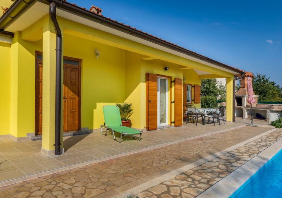 Delightful villa with pool for 6 persons