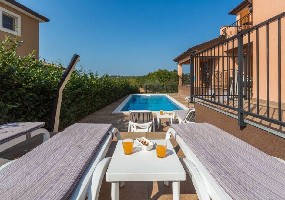 Villa Marina with pool, BBQ & parking near Poreč