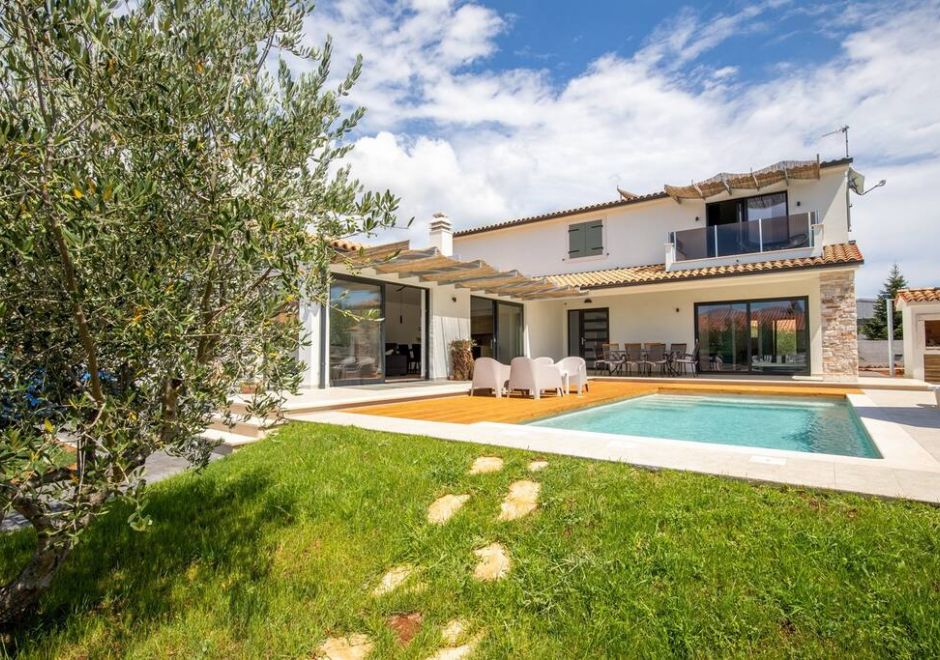 Modern Villa with 4 bedrooms and pool near Pula