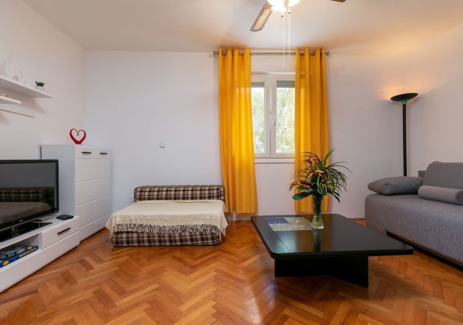 Two-bedroom app 'Castegner'-garden & free parking