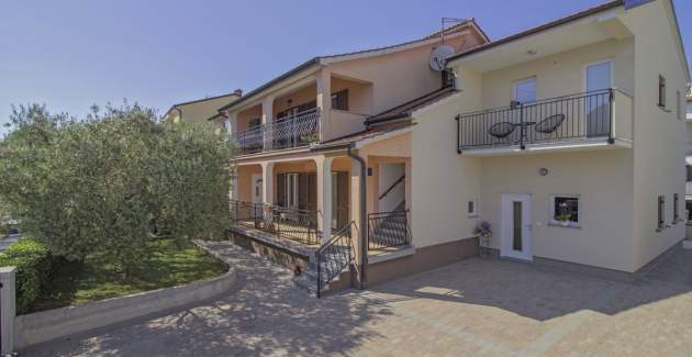 Apartments Doris / App mit drei Schlafzimmern, Garden, BBQ und Terrasse