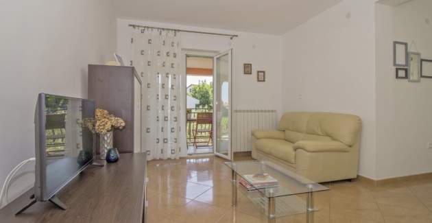 Apartment Doris / Three bedroom app with garden, BBQ and terrace