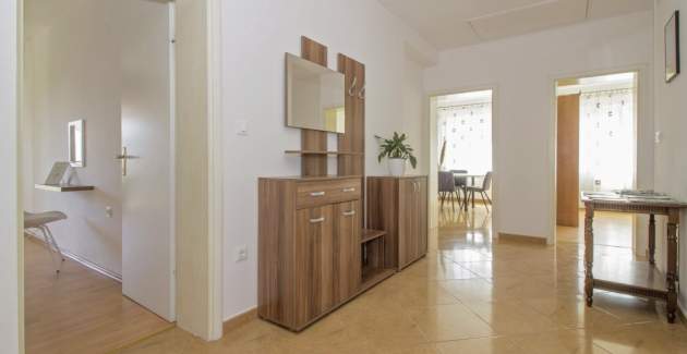 Apartment Doris / Three bedroom app with garden, BBQ and terrace