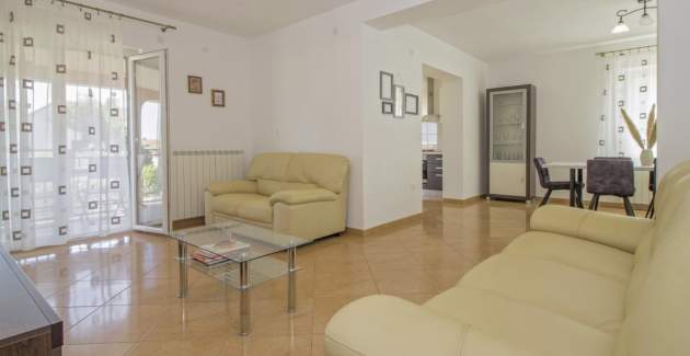 Apartment Doris / Three bedroom app with garden, BBQ and terrace