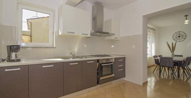 Apartment Doris / Three bedroom app with garden, BBQ and terrace