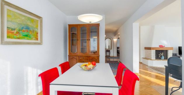 Elegant 2-bedroom apartment with balcony in Rovinj