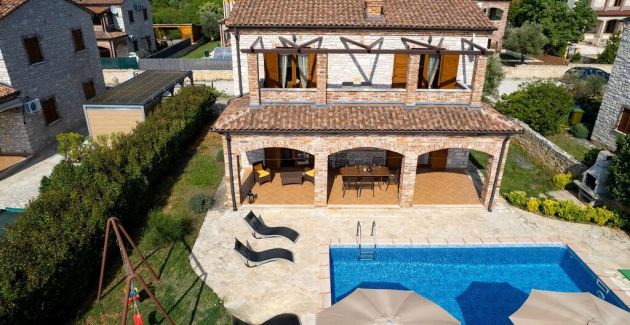 Rustic Villa Lara with pool