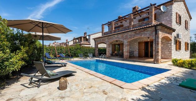 Rustic Villa Lara with pool