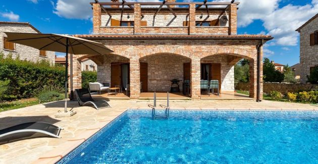 Rustic Villa Lara with pool