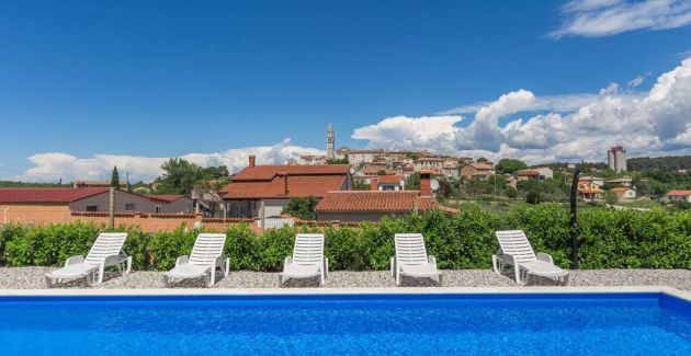 Holiday Home with pool in Višnjan