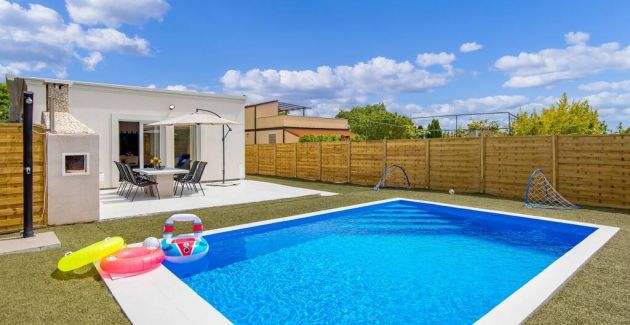 Cosy holiday home Infinity with pool and BBQ