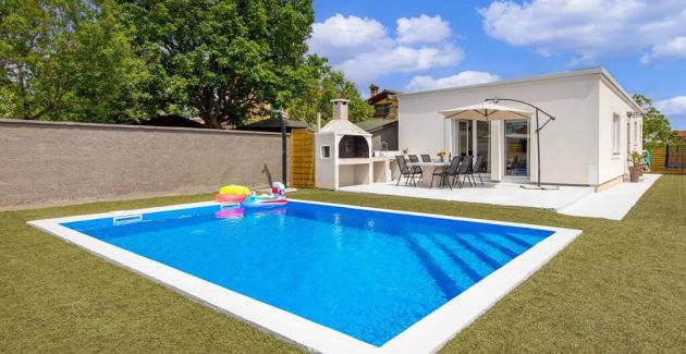 Cosy holiday home Infinity with pool and BBQ