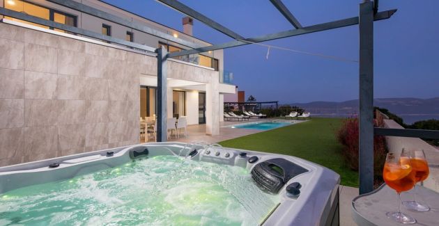 Villa Atrium with heated pool, sea view & jacuzzi