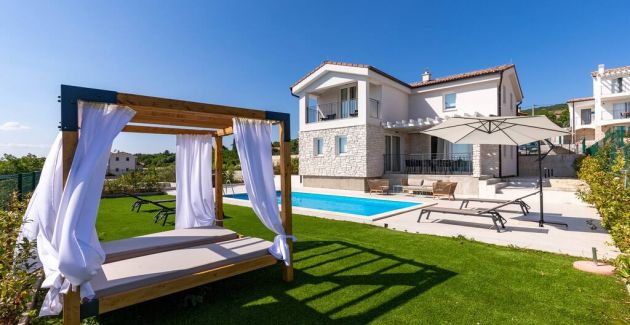 4 bedroom villa with pool and sea view 20A