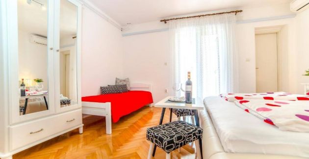 Guest House Marica - Triple room with terrace S2