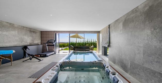 Villa Miracle with pool, hydromassage & sauna