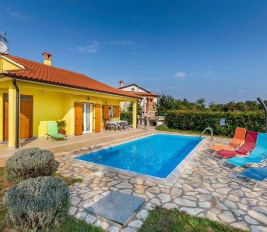 Delightful villa with pool for 6 persons