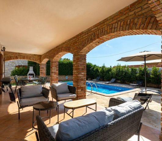 Rustic Villa Lara with pool