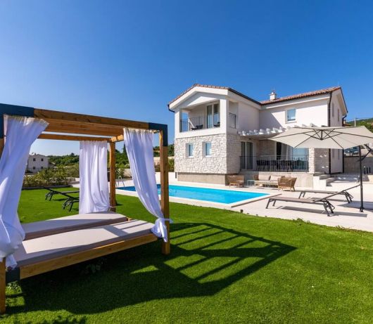 4 bedroom villa with pool and sea view 20A