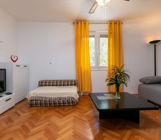 Two-bedroom app 'Castegner'-garden & free parking